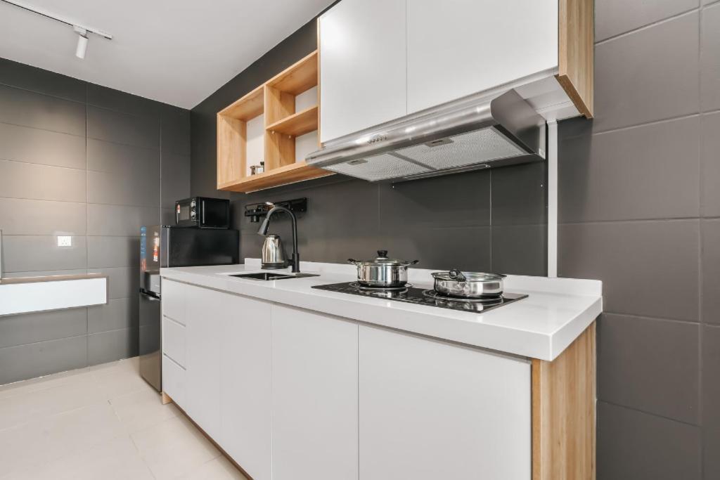 Nowhere 2Br & 2Bath Apartment With Balcony @ Reizz Residences 吉隆坡 外观 照片